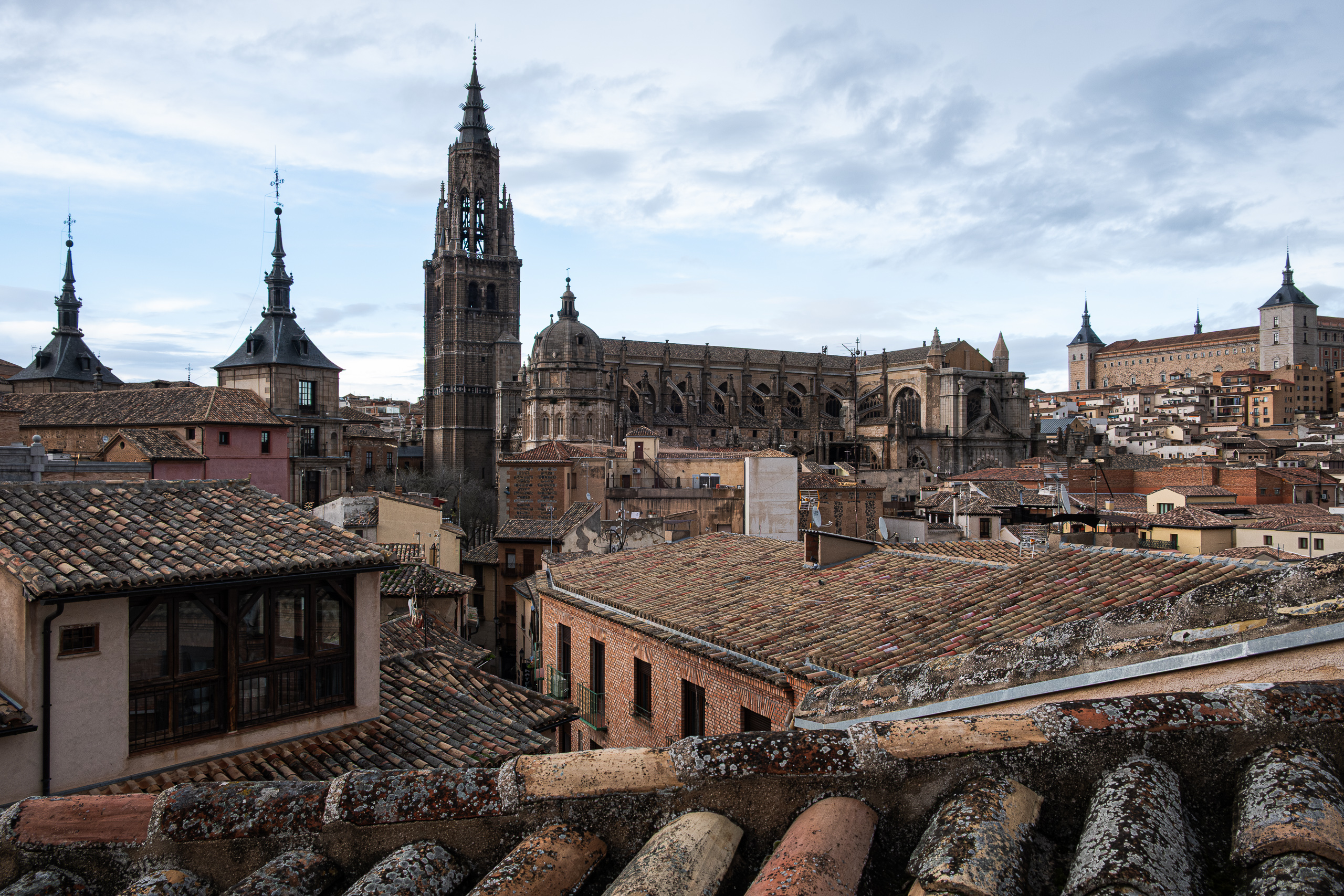 Toledo von der Dachterrasse – Kathedrale und Alcázar